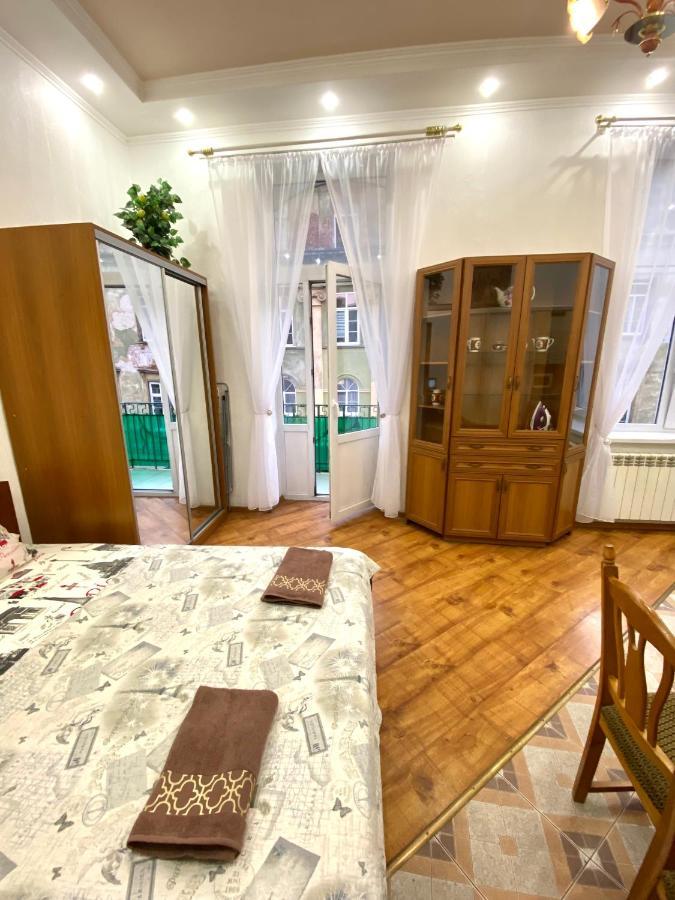 Навпроти Вернісажу Біля Оперного Вулиця Театральна 26 Є Балкон Та Інернет Leilighet Lviv Eksteriør bilde