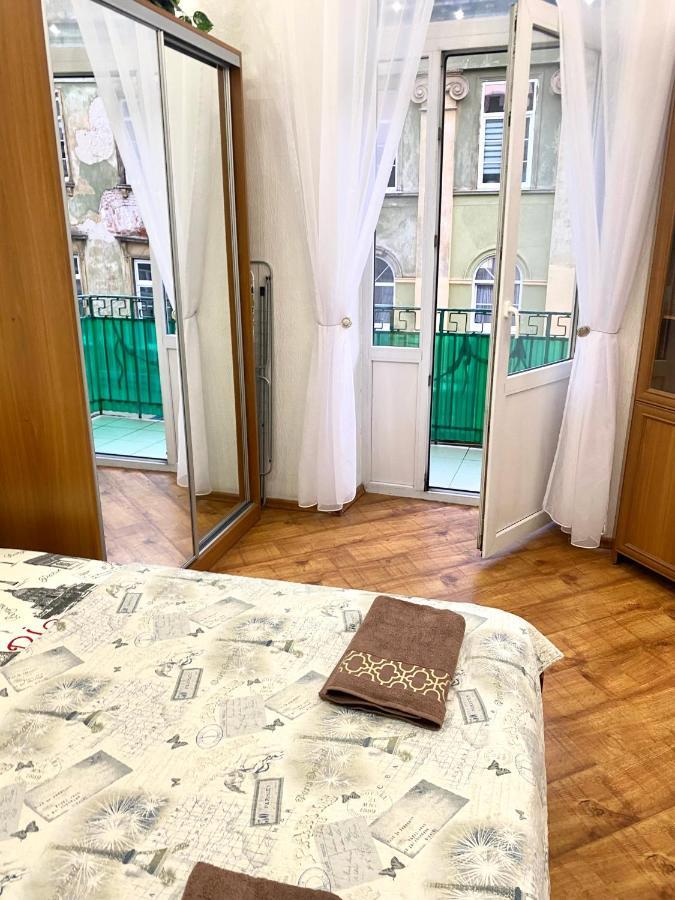 Навпроти Вернісажу Біля Оперного Вулиця Театральна 26 Є Балкон Та Інернет Leilighet Lviv Eksteriør bilde